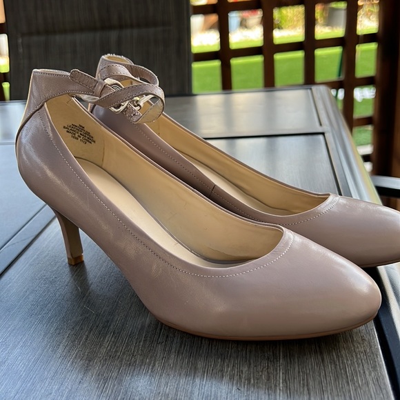 NINE WEST HEELS - Picture 5 of 5